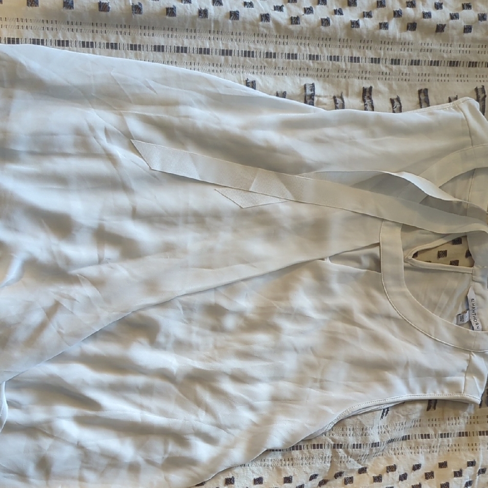 Elegant Sleeveless Blouse in Light Gray